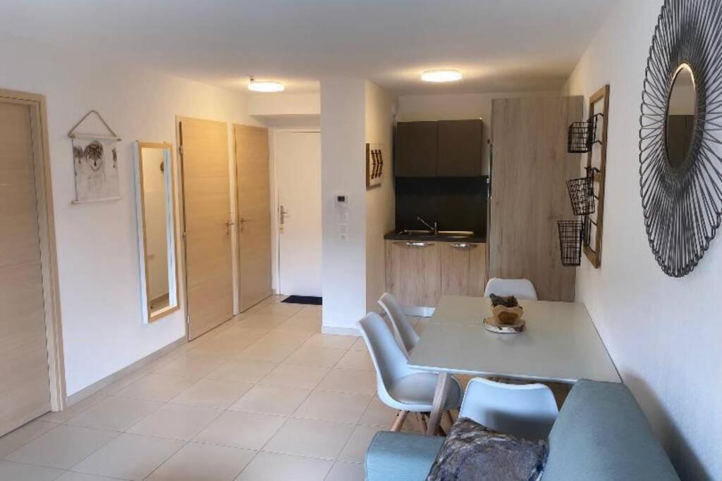 Appartement De Charme Dans Residence Avec Piscine La Joue Du Loup Saint-Étienne-en-Dévoluy Exteriör bild